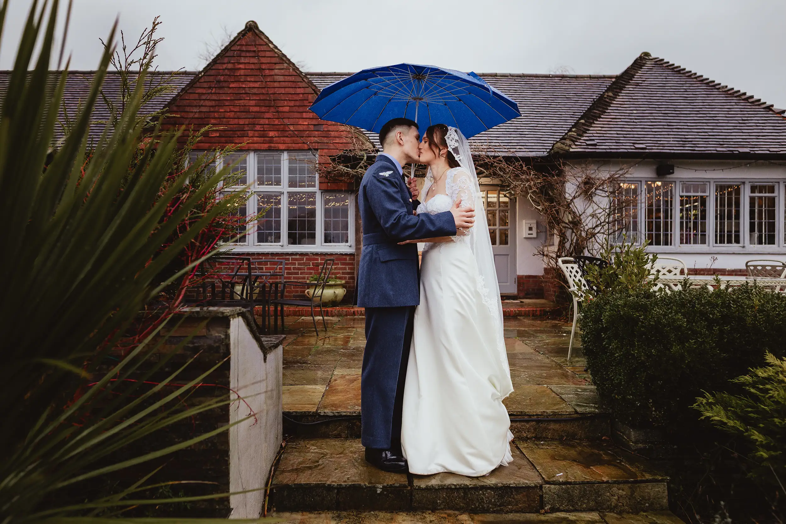 ampfield golf club wedding couple in the rain 