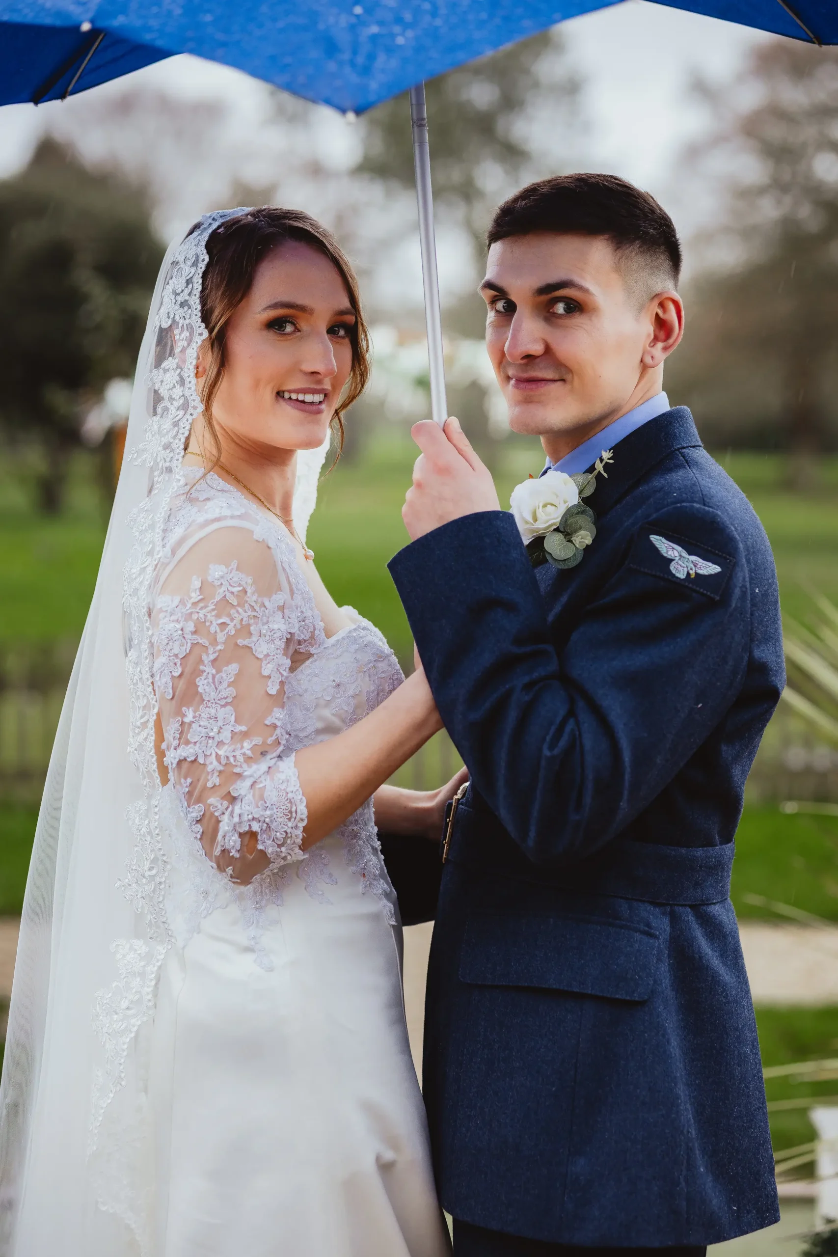 ampfield golf club wedding couple in the rain 