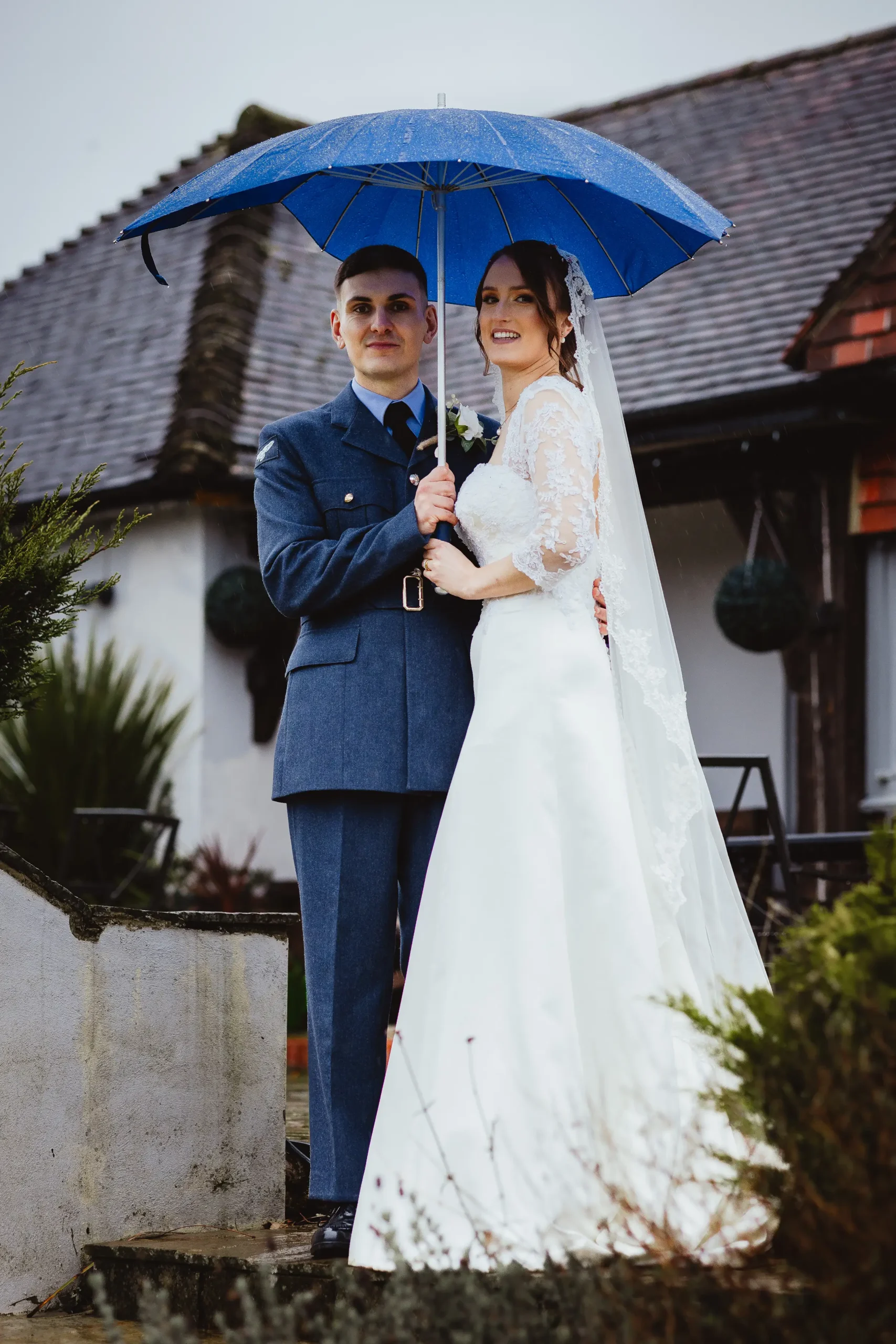 ampfield golf club wedding couple in the rain 