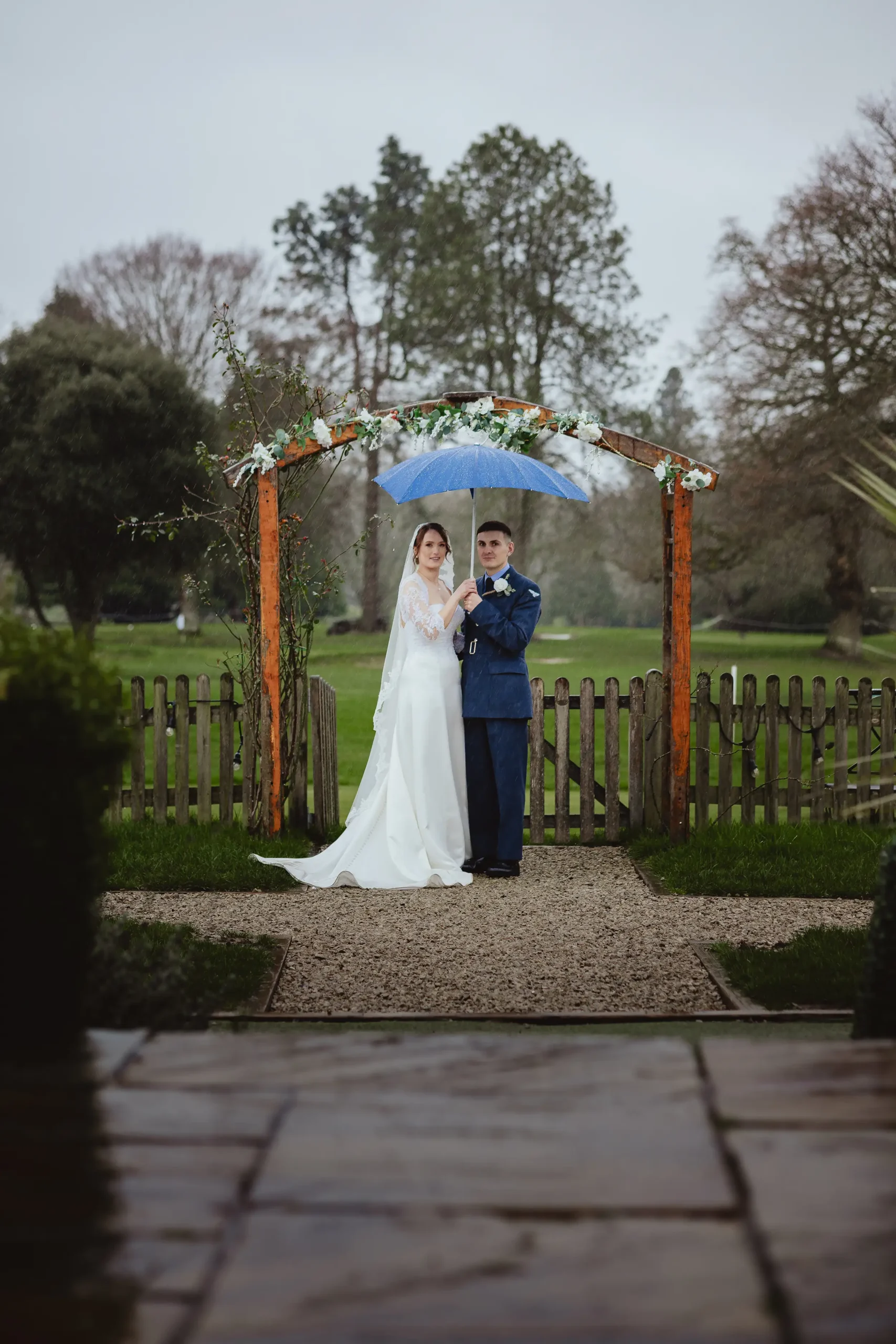 ampfield golf club wedding couple in the rain 
