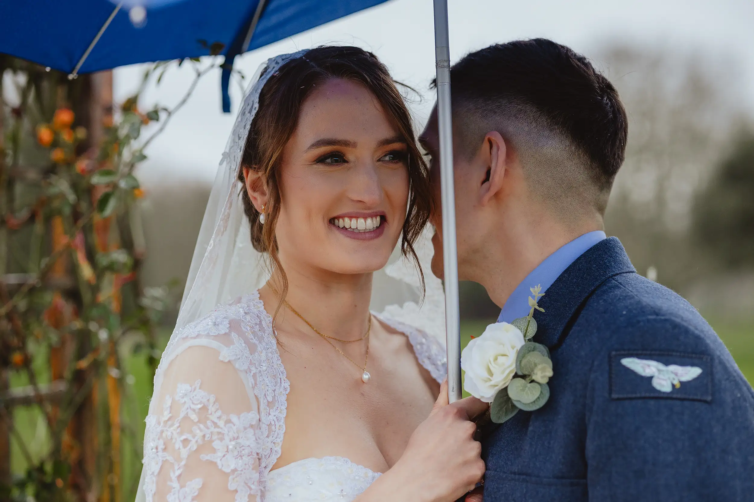 ampfield golf club wedding couple in the rain 
